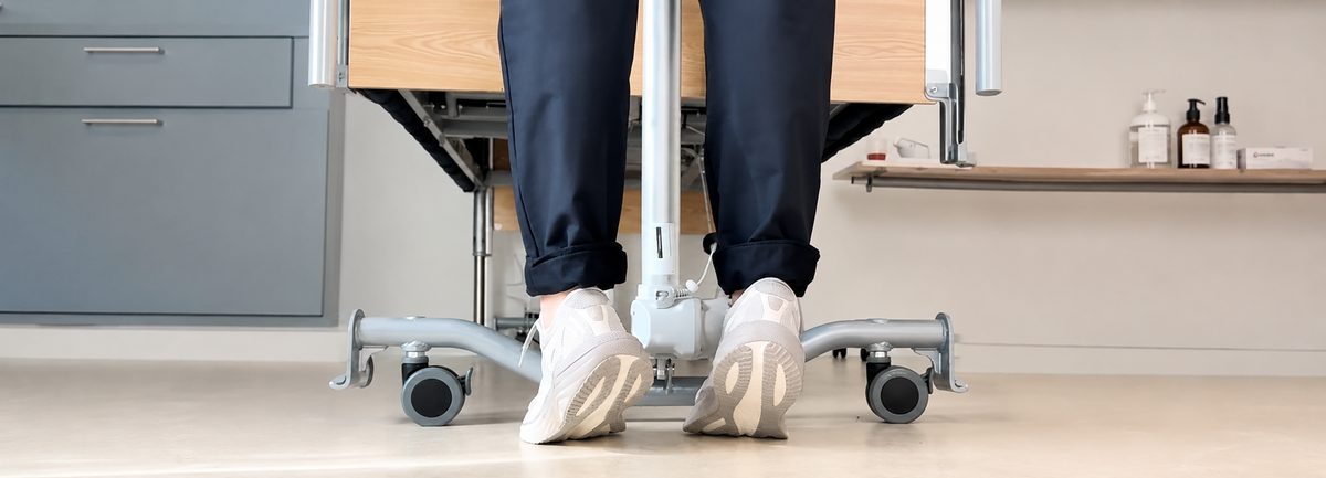 Fötter i AANKL Move vid en vårdsäng